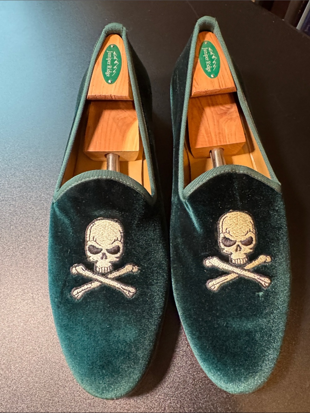 Del Toro Green Velvet Skull & Crossbones Slip-On Loafers